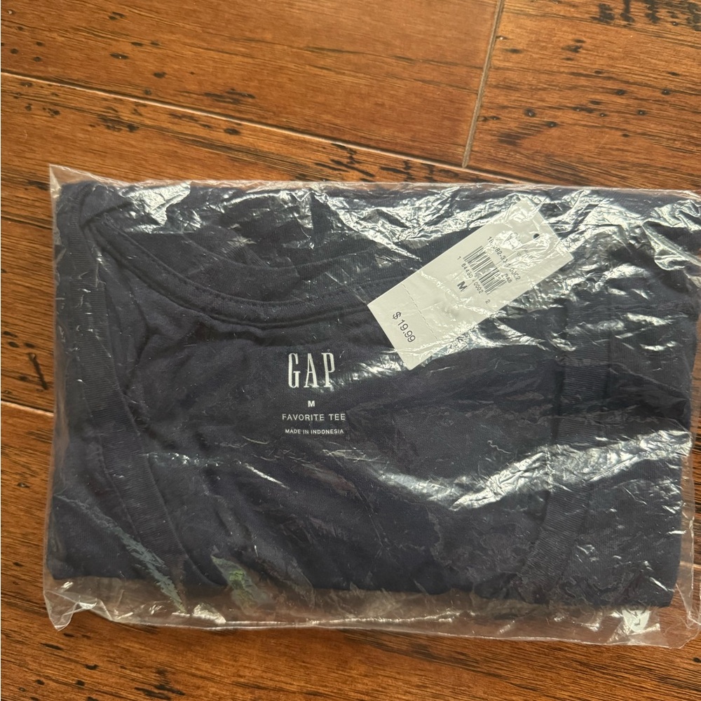 GAP women’s Navy Favorite Tee